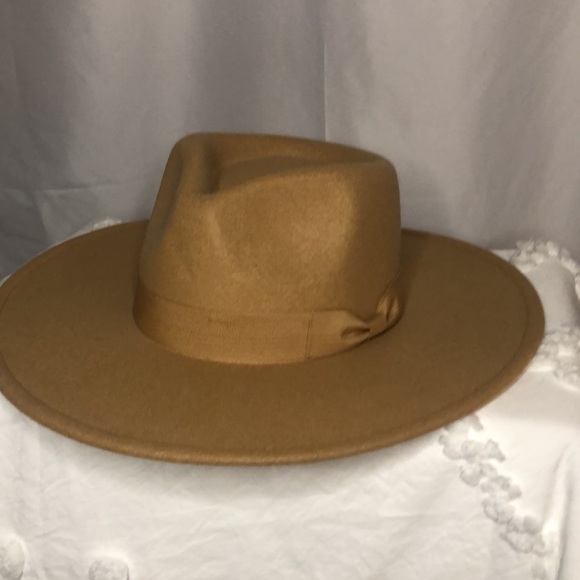Tan colored wide brim fedora. Vegan Felt. 100% polyester. - Picture 2 of 12